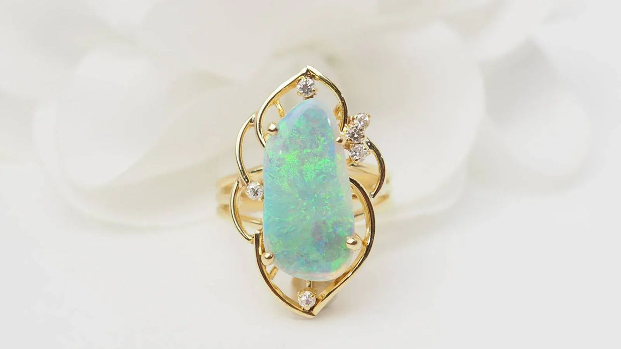 Openwork ring in yellow gold and Australian opal