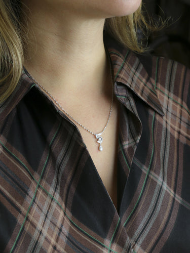 Collier CHANEL Collier Eternal 5 or blanc diamants 58 Facettes 1187