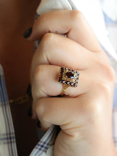 Anel vintage em ouro amarelo com granadas 