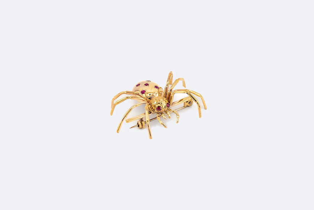 Yellow gold brooch with ruby