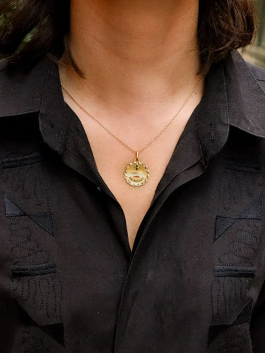 Pendentif Médaille amour Augis ronde Plus qu'hier moins que demain or jaune rubis 58 Facettes J491