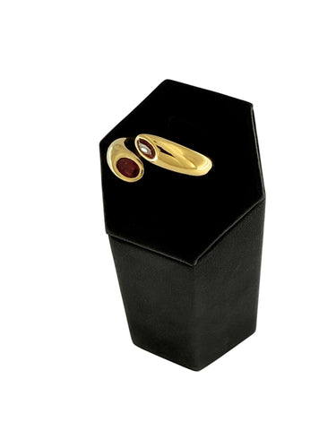 Cartier - Ellipsring i gult guld Två korslagda huvuden med rubiner