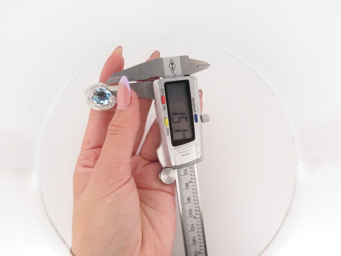 Bague 55 bague sertie de 36 diamants & 1 topaze ovale en or blanc 58 Facettes 263308