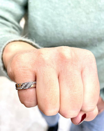 Bague 49 Bague entrelacée en or blanc, et diamants 58 Facettes