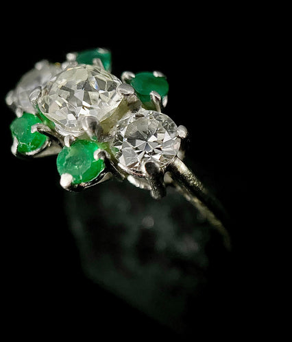 Bague 56 Bague or blanc diamant ovale de 0,70 carat et émeraudes 58 Facettes