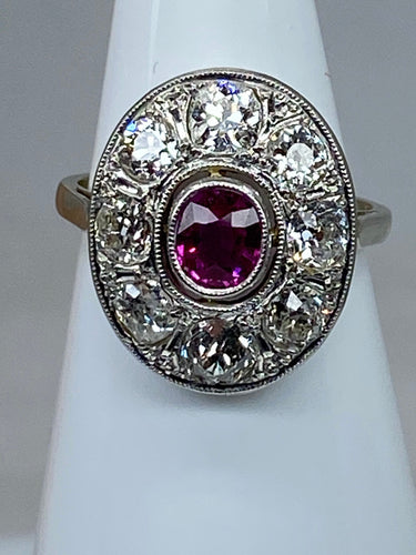 Soikea rubiini-timanttisormus