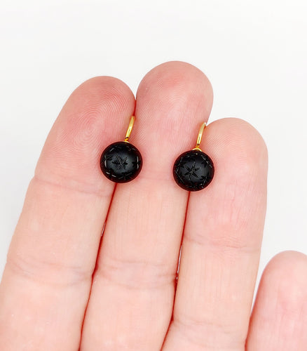 Boucles d'oreilles Dormeuses antique or 18k cabochon de jais gravé d'étoiles (circa 1900) 58 Facettes A06201