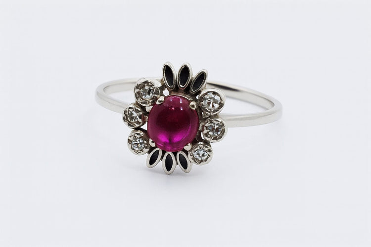 Bague 60 Bague en or blanc avec rubis central et diamants – motif floral classique 58 Facettes 50333