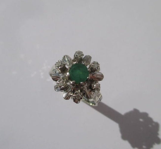 Bague 54 Bague Pompadour or blanc, émeraude et diamants 58 Facettes