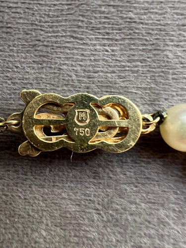 Collier MIKIMOTO Collier 71 perles de culture blanche AKOYA fermoir or jaune 18k 52 cm 58 Facettes