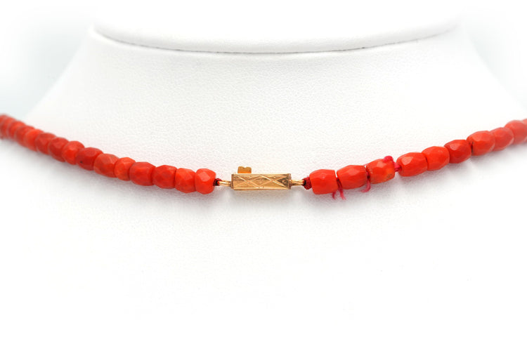 Collier Collier en or jaune et corail 58 Facettes B613