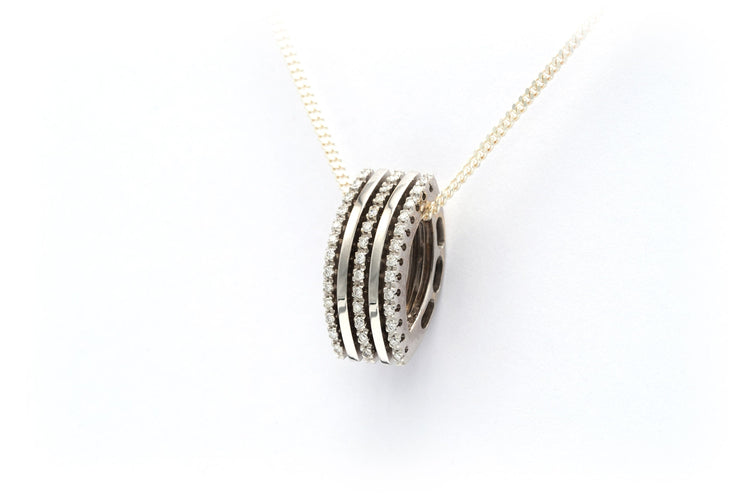 Pendentif Pendentif contemporain en or blanc serti de diamants 58 Facettes B573