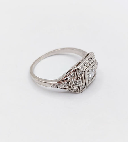 Bague 52 Bague tank art deco Platine diamant 0,25 carats entouré de diamants ronds (circa 1920) 58 Facettes A05355