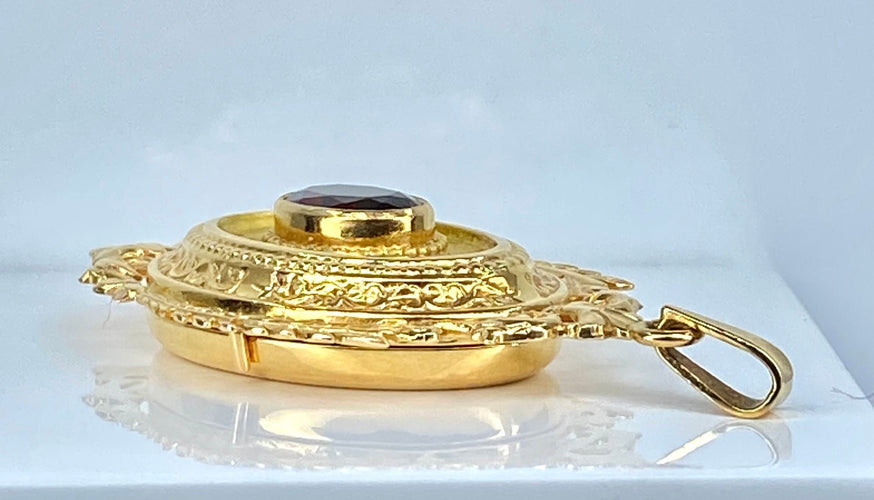 Pendentif Pendentif porte souvenir ouvrant en or et grenat 58 Facettes AB574