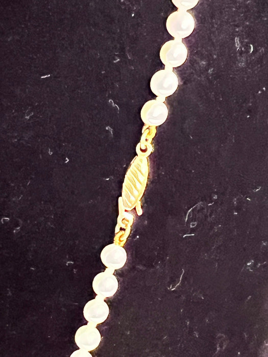 Bezaubernde Halskette aus 88 Zuchtperlen mit Goldverschluss