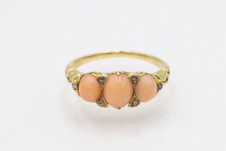 Bague 48 Bague en or jaune ornée de roses en corail et diamants 58 Facettes 11544