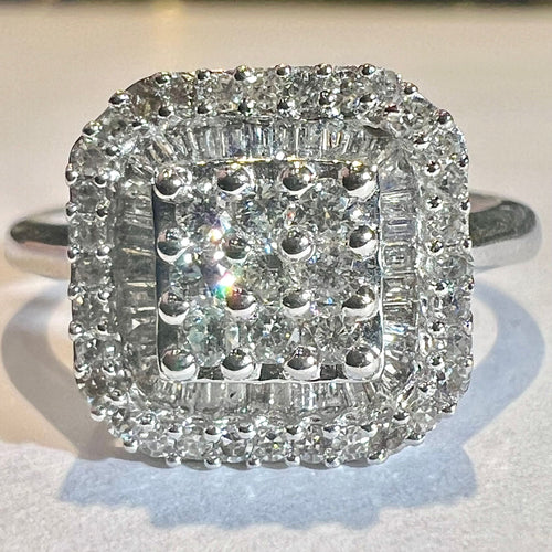 Bague 56 bague en or blanc 18ct sertie d'un pavage de diamants 58 Facettes 4925 A