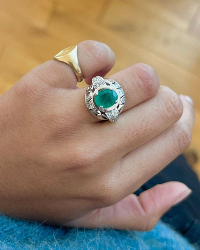 Bague 52 Bague Dôme en or blanc, émeraude et diamants 58 Facettes