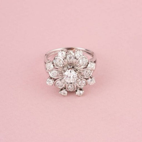 Bague 53 BUCHERER Bague florale en or blanc et diamants 58 Facettes
