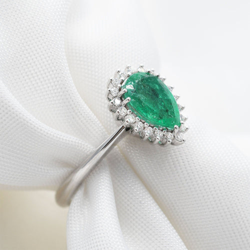 Bague Bague en or blanc avec émeraude colombienne de 0,94 ct et diamants 58 Facettes 7816