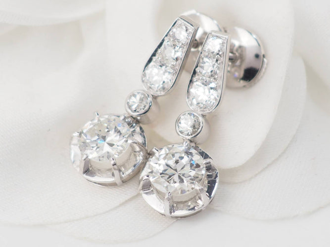 Boucles d'oreilles Paire de dormeuses anciennes en or blanc et diamants 58 Facettes 32108