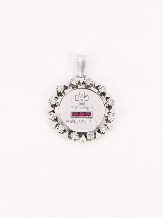 Pendentif AUGIS - Médaille amour entourage coeurs diamants or blanc rubis 58 Facettes J555