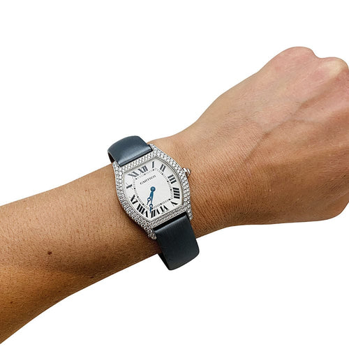Montre Montre Cartier, modèle "Tortue", en or blanc et diamants sur satin. 58 Facettes 28025