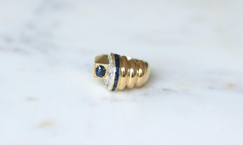 Bague Bague Tank asymétrique or, diamants et saphirs 58 Facettes