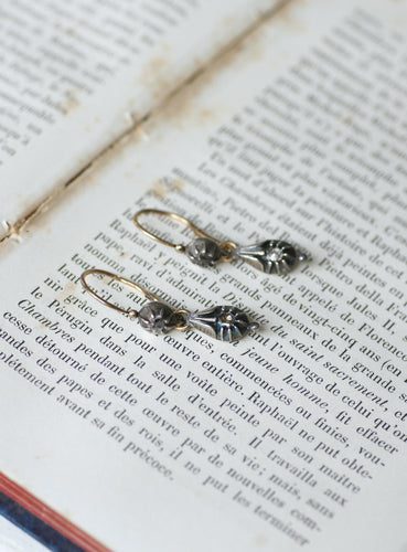 Boucles d'oreilles Anciennes boucles d'oreilles dormeuses diamants, or jaune et argent 58 Facettes