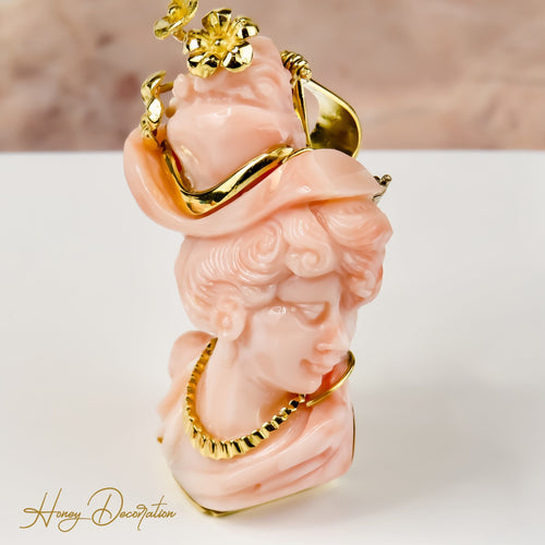 Collier Portrait artistique d'une dame en or, encadré de corail 58 Facettes 2514