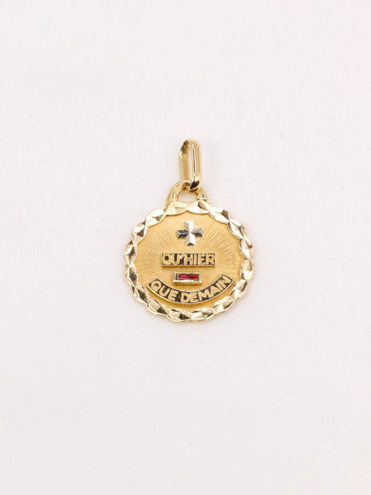 Pendentif AUGIS - Médaille amour ronde Plus qu'hier moins que demain or jaune rubis 58 Facettes J494