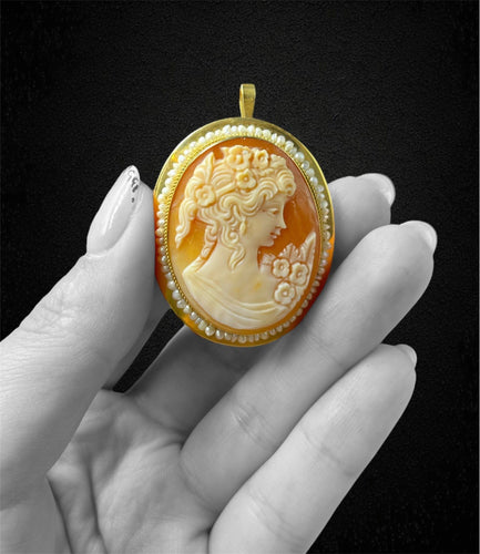 Ciondolo in oro giallo con cammeo e microperle, produzione italiana anni ’60 58 Facettes