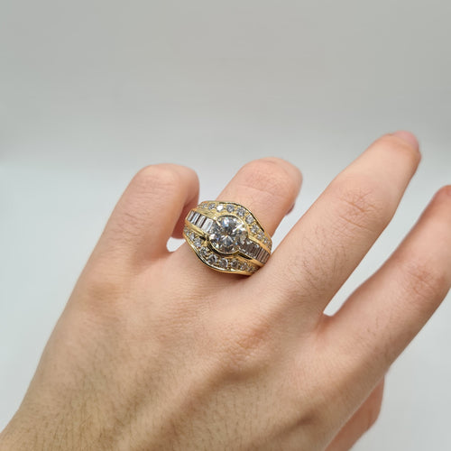 Ring van geelgoud, ronde diamanten en baguette diamanten