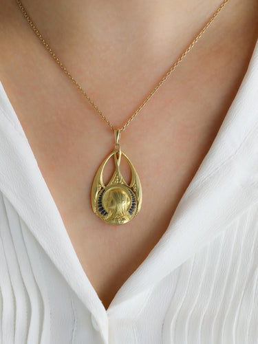 Pendentif Médaille Art Nouveau Vierge de profil or jaune émail plique-à-jour bleu 58 Facettes 1153.13