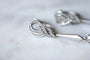 Boucles d'oreilles Longues boucles d'oreilles vintage pendantes, or blanc et diamants, années 60 58 Facettes