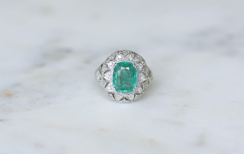 Bague Dôme Style Art Déco Emeraude 2,58 Cts et Diamants 58 Facettes