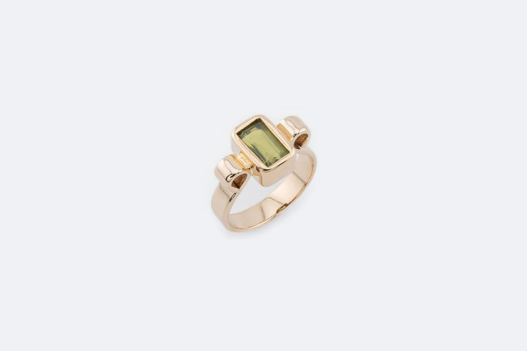 Yellow gold ring with stone