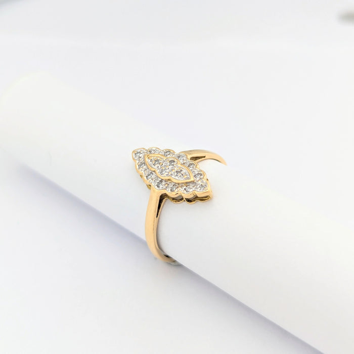 Marquise ring in yellow gold and diamonds