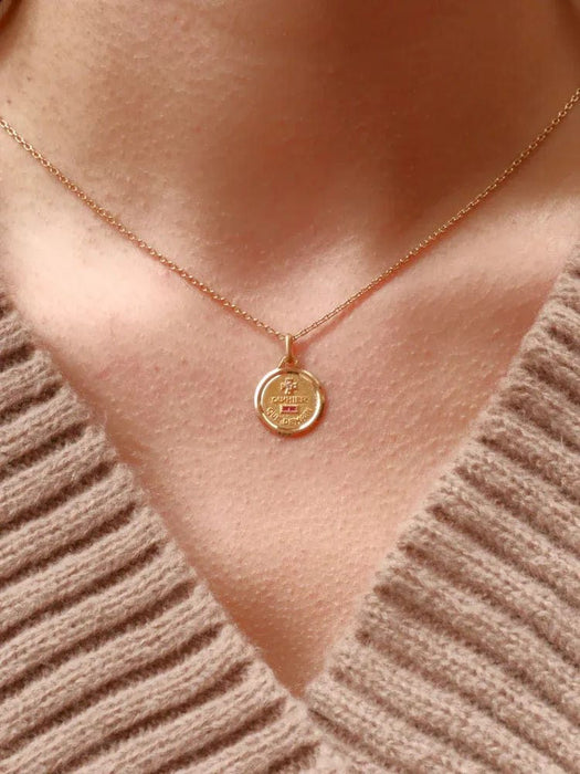 Pendentif Médaille amour Augis ronde Plus qu'hier moins que demain or jaune diamant rubis 58 Facettes J515