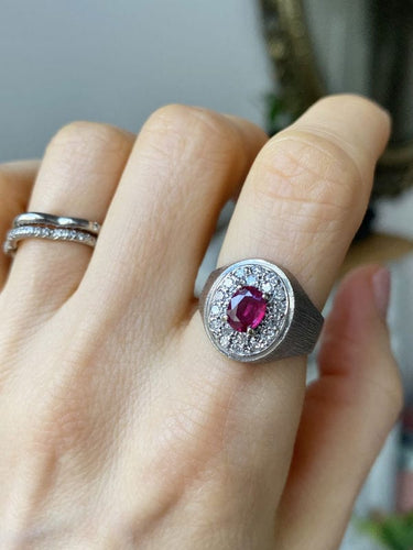 Bague 54 Bague chevalière en or gris 18k rubis et diamants 58 Facettes