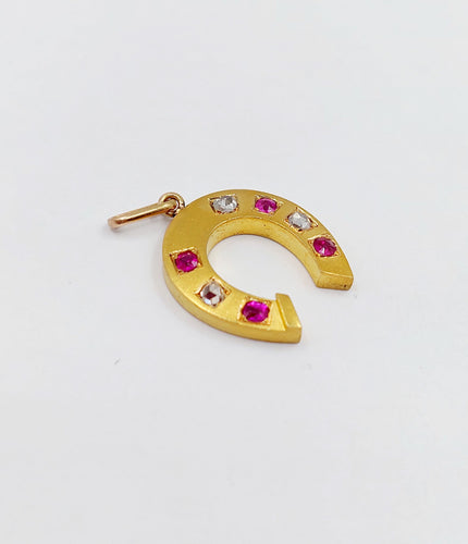 Pendentif Pendentif fer à cheval or jaune, diamants taille rose et rubis (circa 1900) 58 Facettes A06154