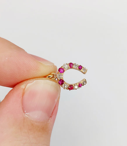 Pendentif Pendentif fer à cheval or rose, diamants et rubis (circa 1900) 58 Facettes A06034