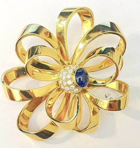 około 1955 r. duży klips z dekoracją kwiatową z żółtego złota, szafirów i diamentów