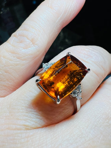 Gullring, Spessartitt-granat på 6,40 ct, 6 diamanter