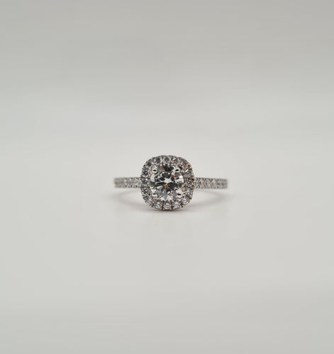 Bague 52 Bague or blanc sertie d'un diamant GIA et diamants naturels 58 Facettes