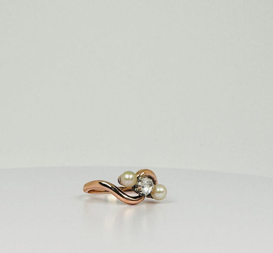 Bague Bague croisée antique avec diamant naturel et deux perles en or jaune et rose 58 Facettes 2206099