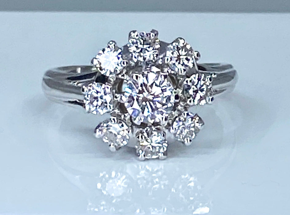 Daisy ring in witgoud bezet met 9 diamanten