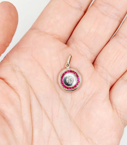 Pendentif Pendentif cible art deco or 18k et platine, diamant taille ancienne et rubis synthétiques calibrés (circa 1920) 58 Facettes A05895