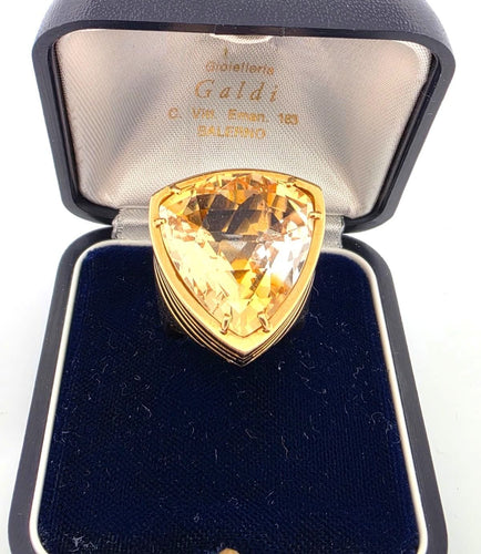 Bague Bague en or jaune massif avec une grosse citrine 58 Facettes