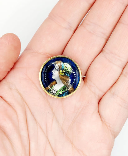 Broche Broche Art Nouveau Limoges or jaune, plaque émaillée à la jeune fille (circa 1900) 58 Facettes A06388